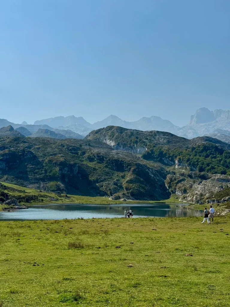 Ciclista ascendiendo los Lagos de Covadonga, puerto histórico de la Vuelta a España.