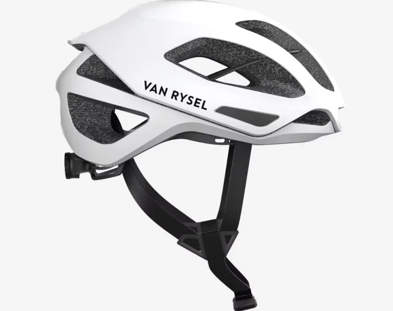 Van Rysel RCR MIPS: review tras 3 meses usándolo a diario 5 Casco Van Rysel RCR MIPS en color blanco visto de perfil, mostrando ventilación superior y diseño ligero ideal para rutas en clima cálido.