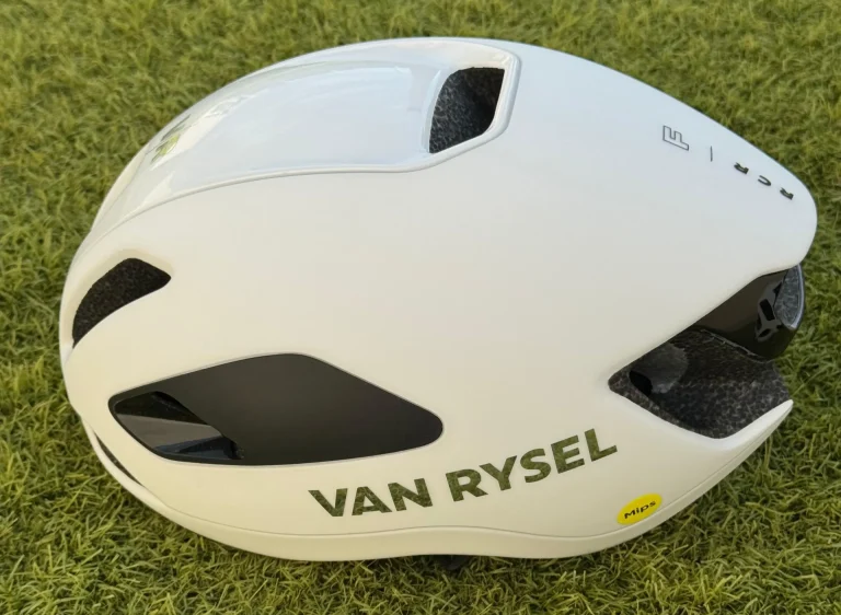 Van Rysel RCR-F MIPS: review tras 6 meses 3 Casco aero Van Rysel RCR-F MIPS visto de perfil con acabado brillante y logo MIPS