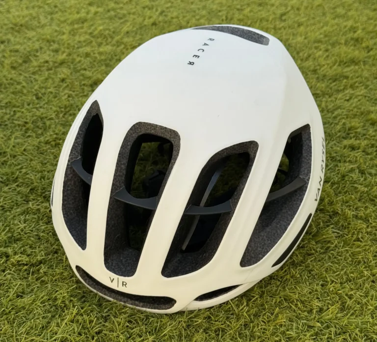 Van Rysel RCR-F MIPS: review tras 6 meses 5 Vista superior del casco Van Rysel RCR MIPS con sus entradas de aire alargadas
