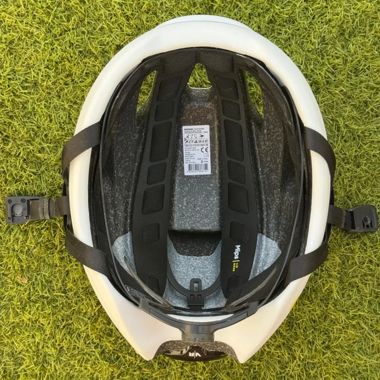 Van Rysel RCR-F MIPS: review tras 6 meses 2 Interior del Van Rysel RCR-F MIPS con el sistema MIPS Air Node y las cintas de ajuste